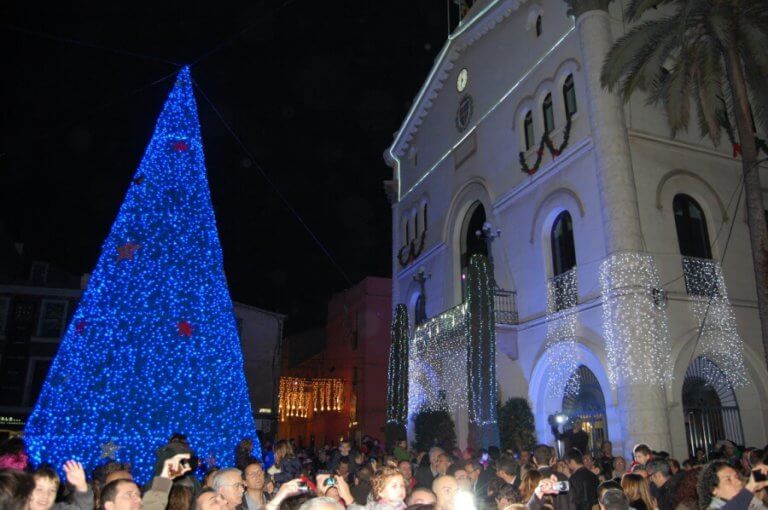 Badalona encén els llums nadalencs i enceta el preludi de les festes