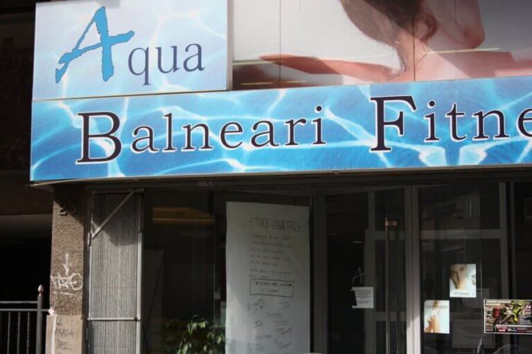 Detenen ‘in fraganti’ tres lladres actuant al clausurat gimnàs Aqua
