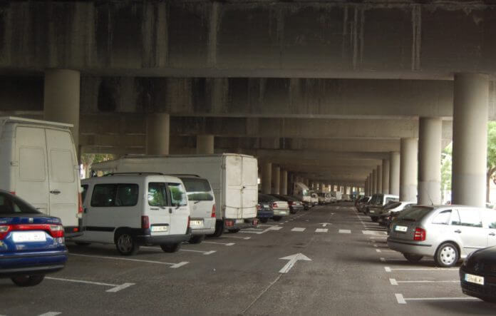 Aparcaments sota autopista.JPG