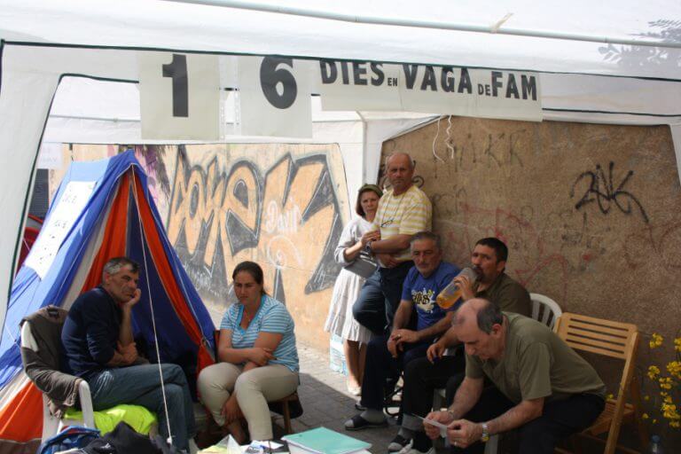 Una desena de veïns fan un dejuni de 24h per recolzar la vaga de fam dels treballadors de Comroc