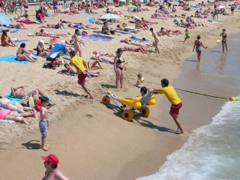 Les intervencions de salvament baixen un 14% aquest estiu a la platja de Badalona