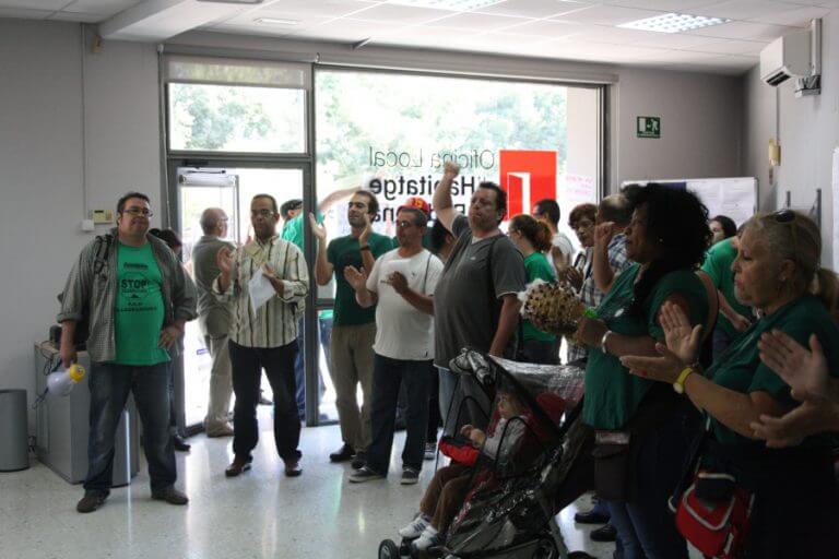 Una trentena de veïns es manifesten a l’Oficina Local d’Habitatge pel dret a la vivenda