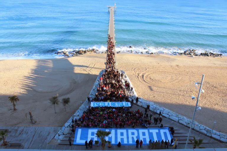 Prop de 600 persones es congreguen al Pont del Petroli per recolzar La Marató de TV3