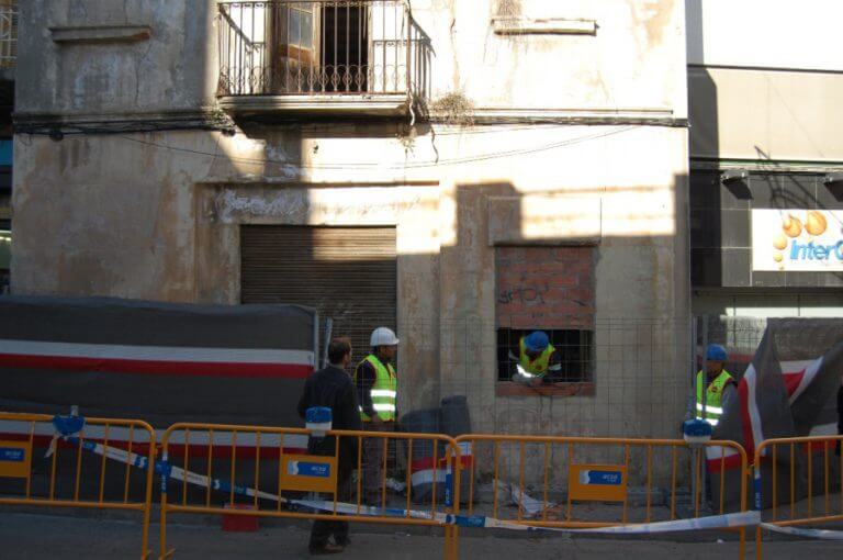 L’Ajuntament comença a enderrocar la finca abandonada de Francesc Layret