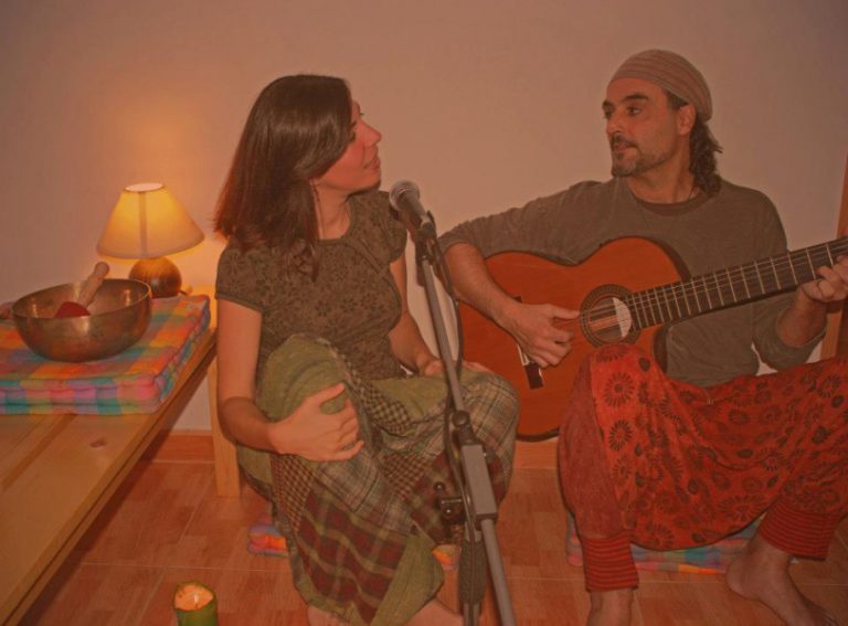 Un local de Casagemes acull un concert de mantres musicats