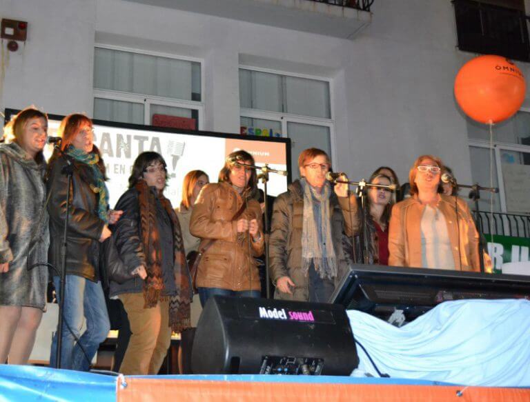 Òmnium Badalona celebra la seva festa del karaoke en català