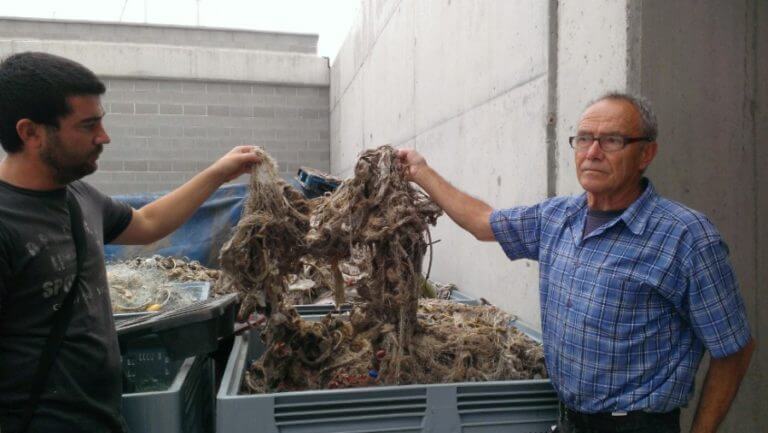 Els pescadors reclamen solucions a la brutícia del litoral badaloní