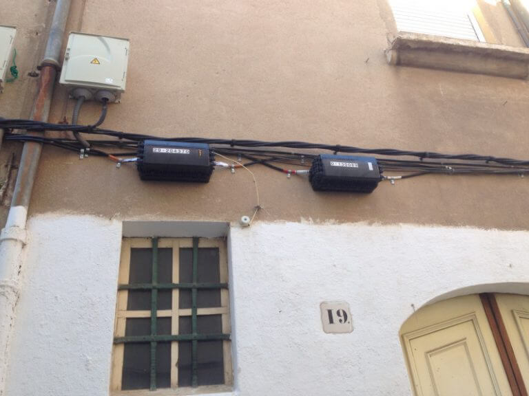 Els veïns de Dalt la Vila, indignats amb la instal·lació de la fibra òptica al barri