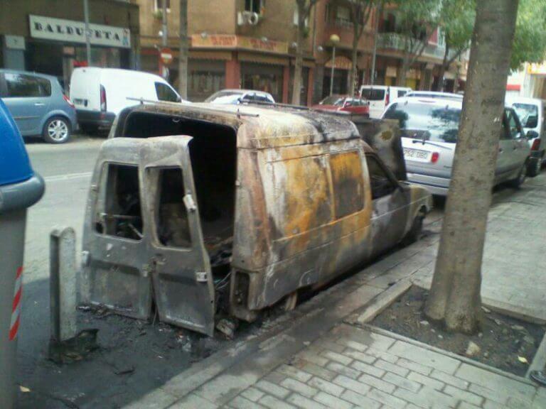 12 contenidors i 8 cotxes cremats la nit de divendres a Badalona