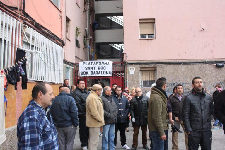 Desenes de veïns eviten el desnonament d’una família a Sant Roc