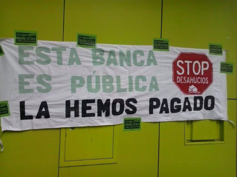 Desenes de veïns ocupen una sucursal de Bankia al Centre