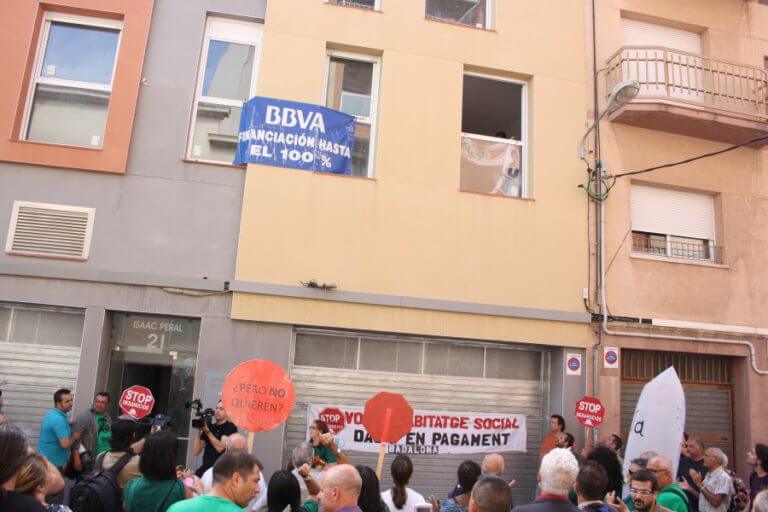 La PAH i els partits polítics volen consensuar sancions als bancs que tinguin pisos buits