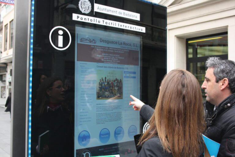 La plaça de la Vila ofereix dos plafons interactius d’informació municipal