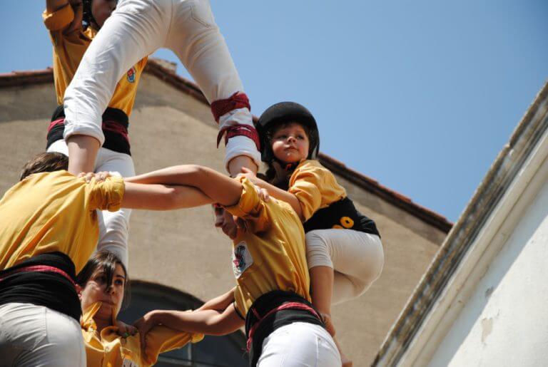 Badalona reconeix oficialment “el valor social” dels castellers