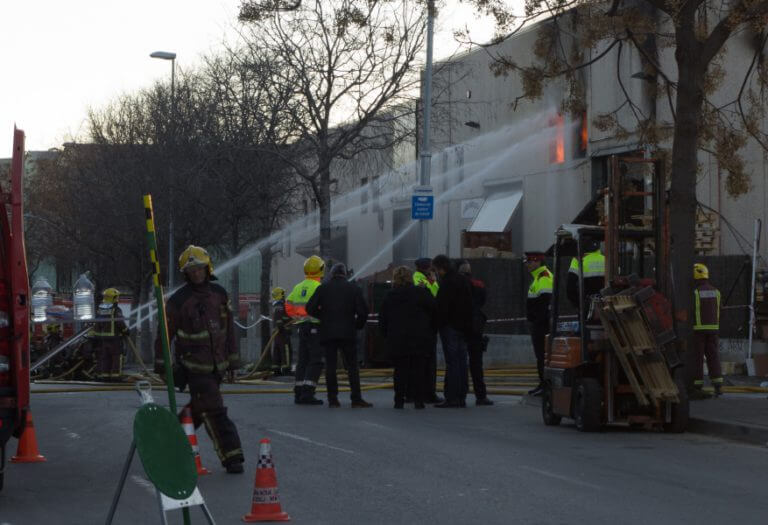 Un incendi consumeix una nau del polígon Can Ribó