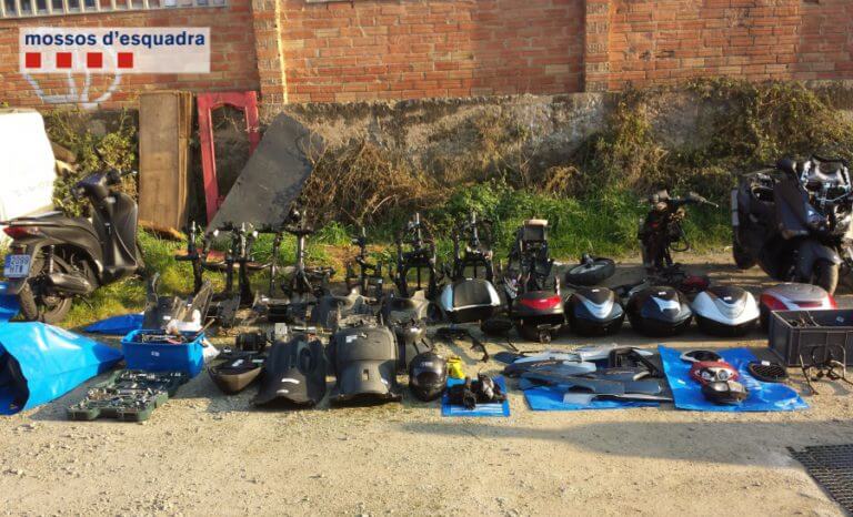Detinguts tres membres d’una banda que robava i desmuntava motos