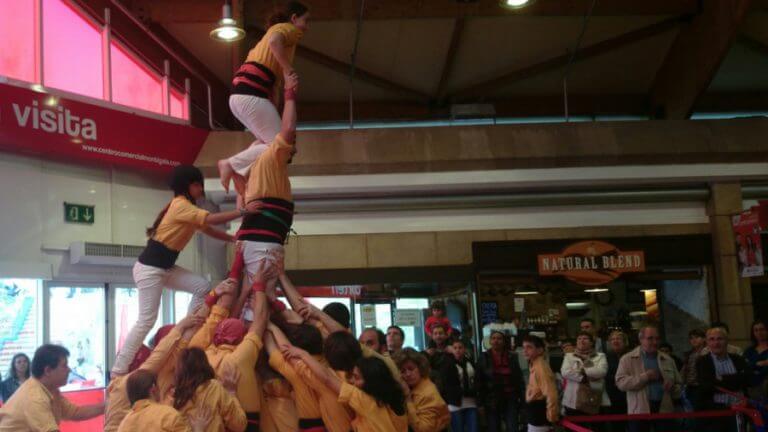 Els Castellers de Badalona encenen la metxa al C.C. Montigalà