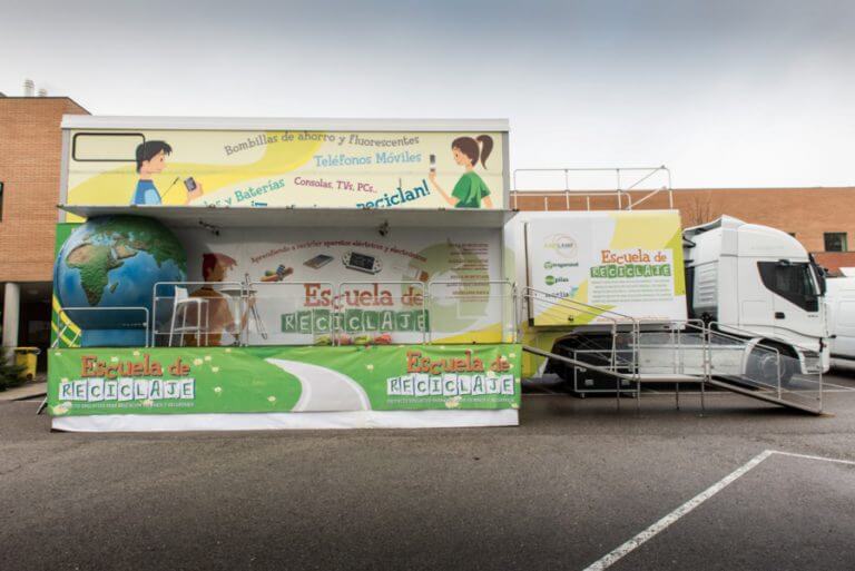 Més de 300 alumnes participen d’un programa de reciclatge tecnològic