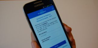 Telèfon mòbil amb aplicació 'on puc votar'.JPG