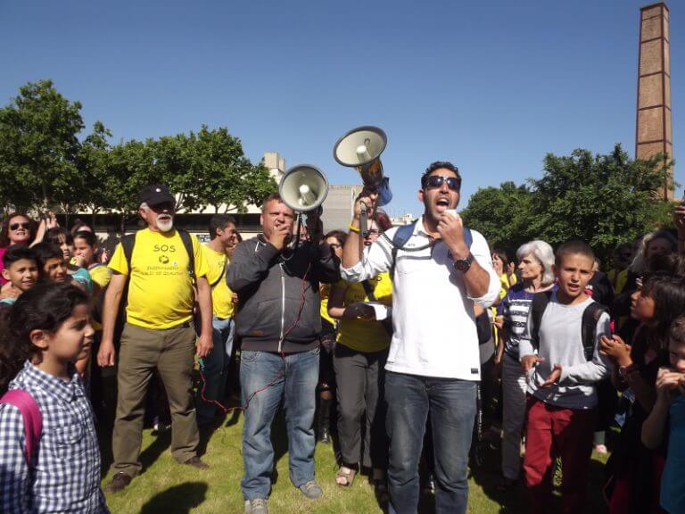 Desenes de persones es lliguen de mans per recolzar la causa educativa del Baldiri