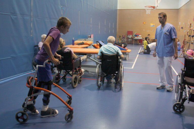 Un nen recupera la mobilitat gràcies a una operació a l’Institut Guttmann de Badalona
