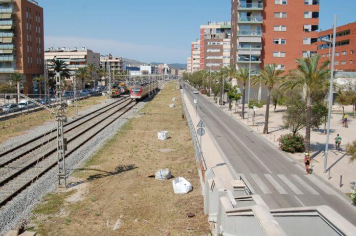 Neteja de les vies del tren a Badalona 1.JPG