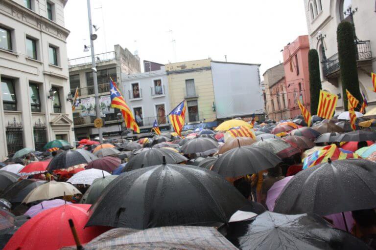 Un mar de paraigües omple la plaça de la Vila contra la suspensió de la consulta