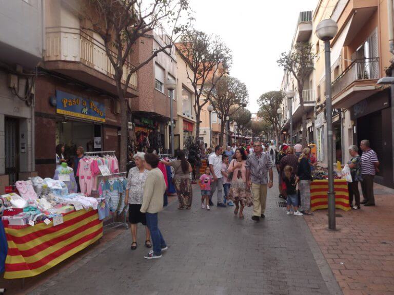 El passeig de La Salut treu les seves botigues al carrer
