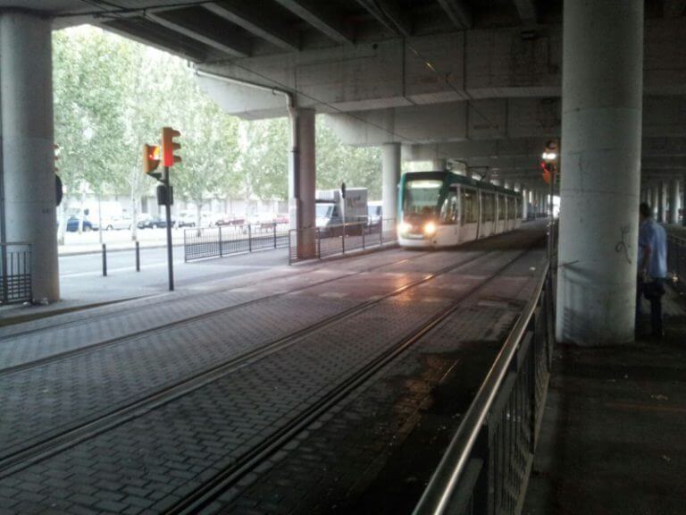 El tramvia atropella un menor a Sant Roc i els veïns tallen la via en senyal de protesta