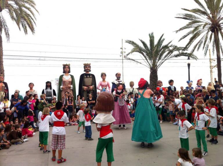El gegants i els capgrossos ‘envaeixen’ la Rambla de Badalona