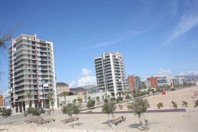 Badalona talla la proliferació de pisos turístics a la façana marítima