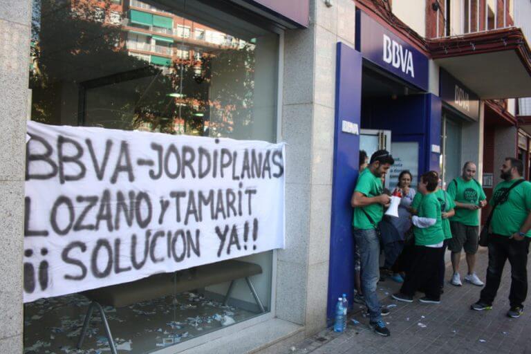 La PAH ocupa una sucursal bancària a Llefià per negociar el cas de dues famílies denunciades