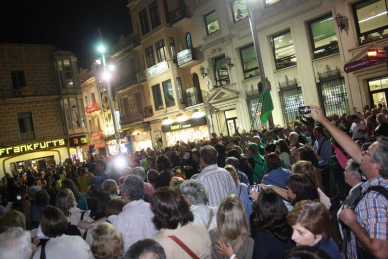 Unes 300 persones canten ‘L’Estaca’ a la plaça de la Vila