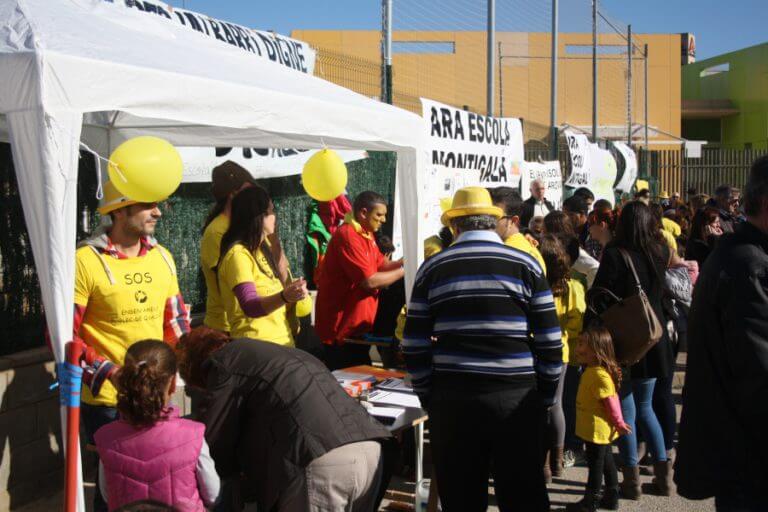 Prop de 500 persones responen a la mobilització en defensa de la zona escolar de Montigalà
