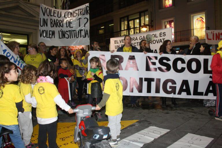 La comunitat educativa de Montigalà fa pressió abans de reunir-se amb Ensenyament