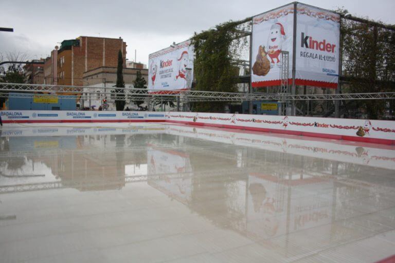 La plaça Pompeu Fabra acull una pista de gel aquest Nadal
