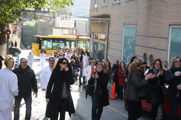 Els treballadors de l’hospital municipal es lliguen de mans per reclamar el 5% de sou