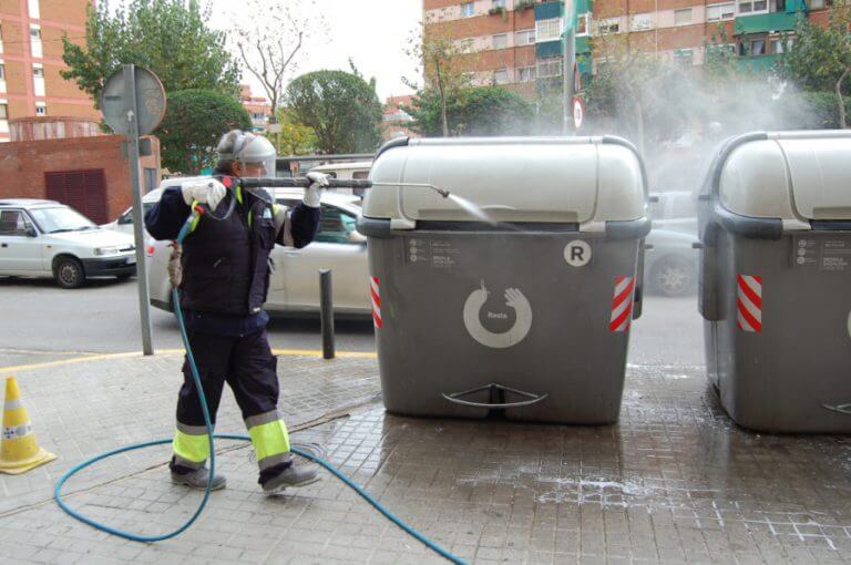 Badalona estrena un servei per demanar que es netegin els contenidors del carrer
