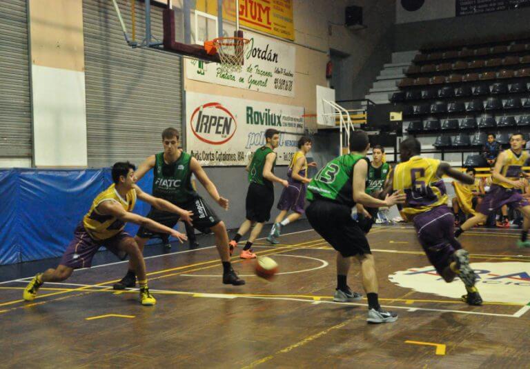 La Penya s’emporta un derbi lluitat (63-83)