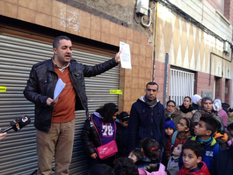 Desenes de persones es manifesten contra el tancament del centre cultural islàmic Al-Riduan