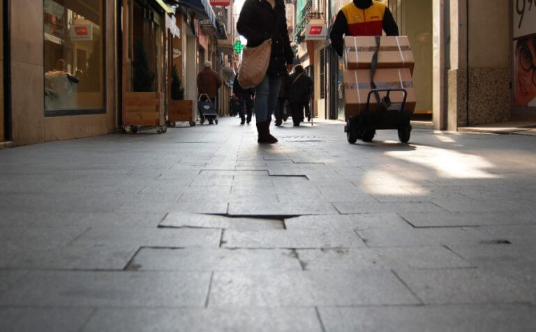 Badalona comença a arranjar el carrer del Mar i la plaça de la Vila