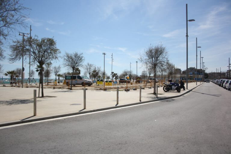 L’Ajuntament asfalta el pàrquing situat entre l’estació de Renfe i la platja