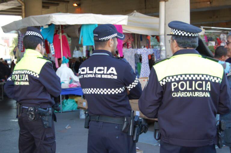 La policia decomissa mitja tona d’objectes de venda il·legal al ‘mercat de la misèria’