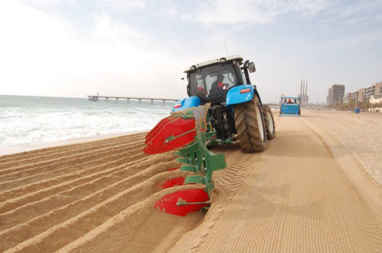 Badalona prepara les seves platges per a la temporada de bany