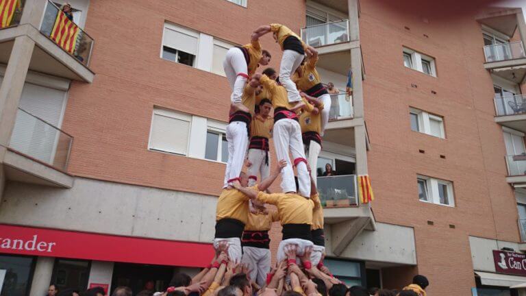 Doble castell de set de la Colla Micaco abans de les Festes de Maig