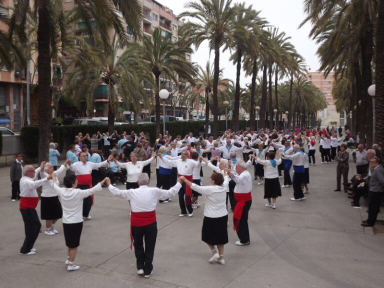 Centenars de sardanistes recorden a Salvador Simon a la plaça Trafalgar
