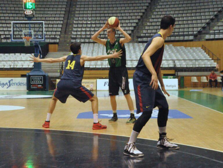 Els tirs lliures i el rebot decideixen el derbi (68-74)