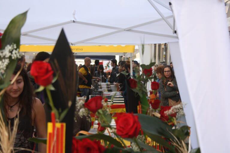 Sant Jordi omple de vida els carrers del Centre i el passeig de La Salut