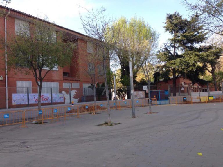 La mare d’una alumna agredeix físicament una mestra de l’escola Baldomer Solà