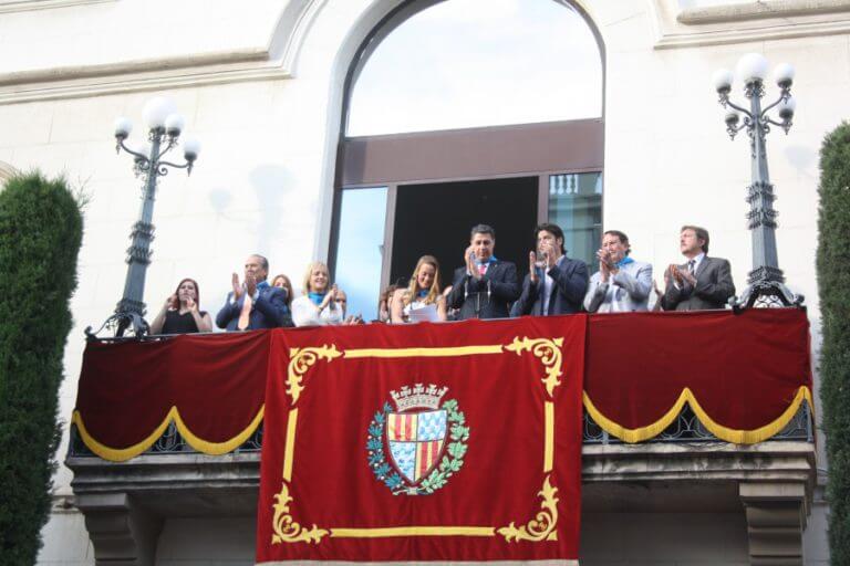 Centenars de veïns omplen la plaça de la Vila per veure el pregó de Mireia Belmonte